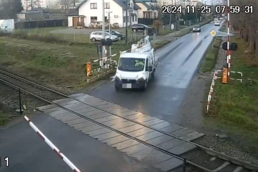 Fiatem Ducato wyłamał opuszczającą się zaporę – 2000 zł i punkty