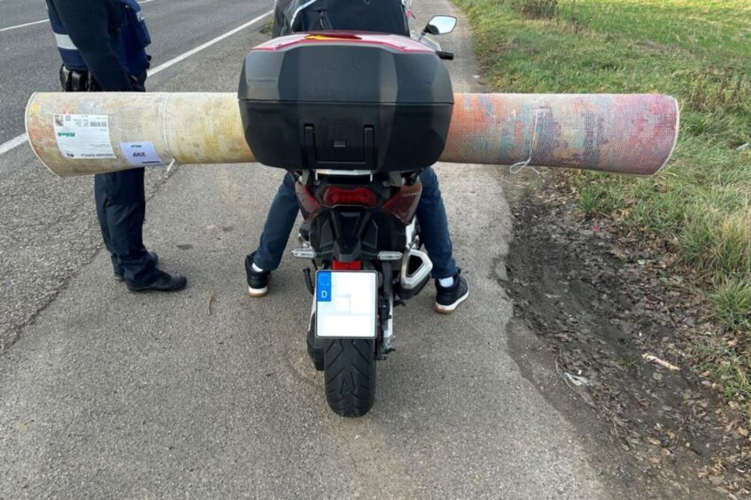 Latający dywan na autostradzie. Bo nie tylko bus musi latać