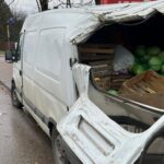 Pod Warszawą drzewo rozpruło przejeżdżający drogą furgon