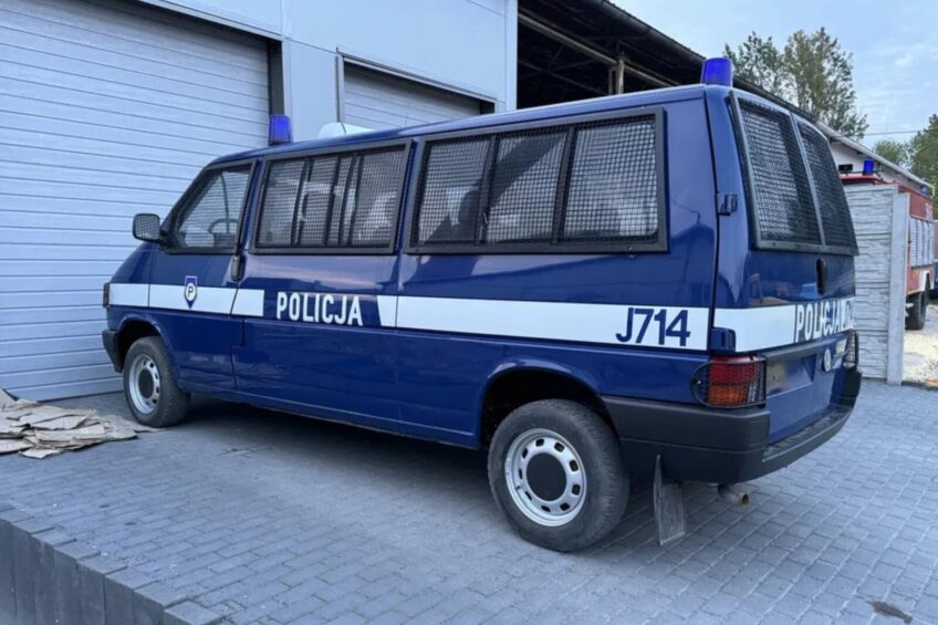Rzadki okaz! Policyjny Volkswagen T4 z benzynowym silnikiem 2.0
