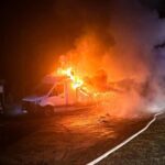 Pożar busa na parkingu przy DW 553. Sprinter przewoził farby