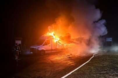 Pożar busa na parkingu przy DW 553. Sprinter przewoził farby