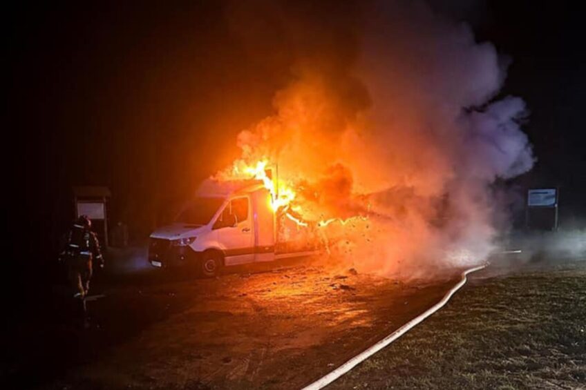 Pożar busa na parkingu przy DW 553. Sprinter przewoził farby