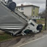Silny podmuch wiatru przewrócił busa na Pomorzu