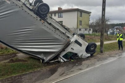 Silny podmuch wiatru przewrócił busa na Pomorzu