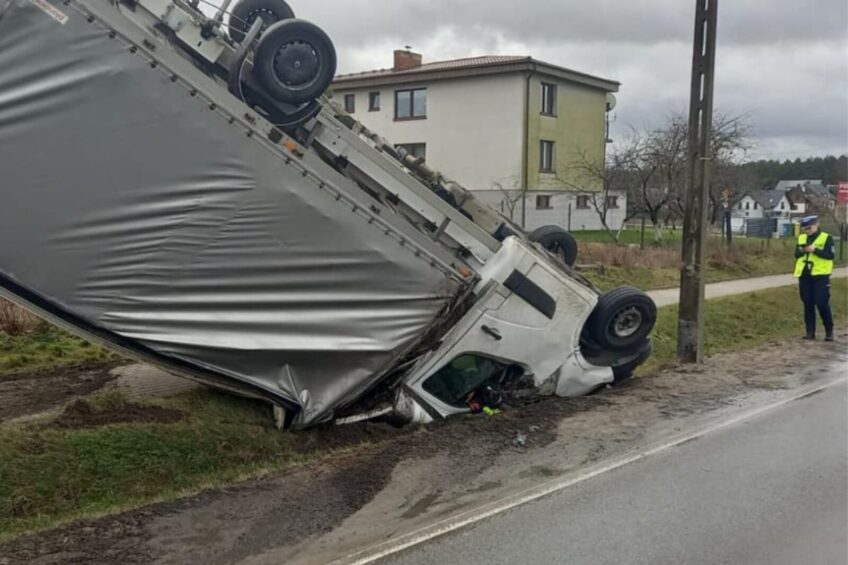 Silny podmuch wiatru przewrócił busa na Pomorzu