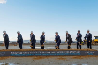 W Jaworze wbito łopatę pod budowę fabryki elektrycznych vanów