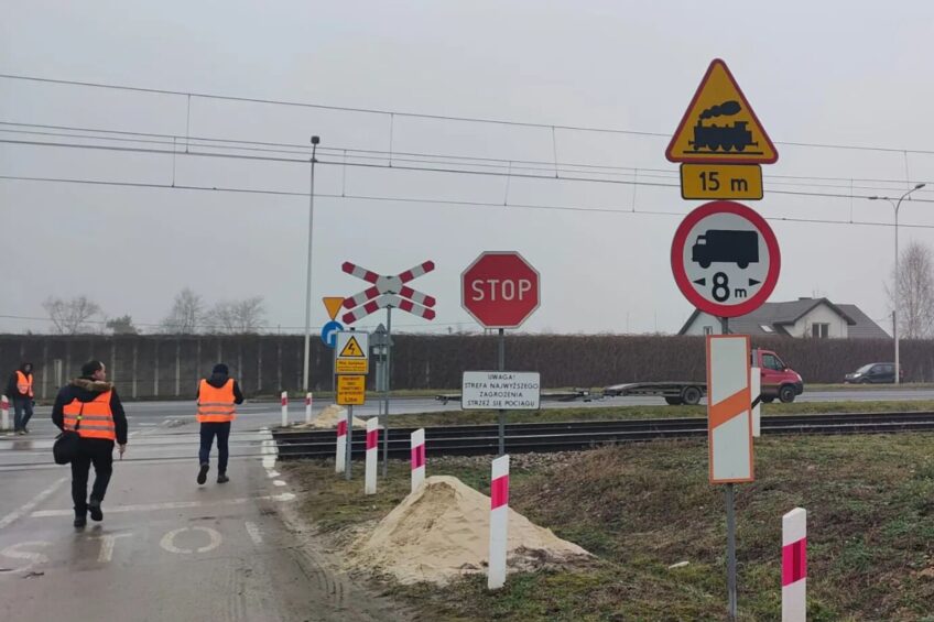 Zbyt długi zespół pojazdów i kolizja z pociągiem. Kierowca ukarany