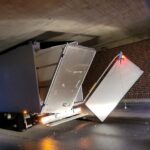 Kontener z opcją załadunku od góry. Kierowca zignorował znaki