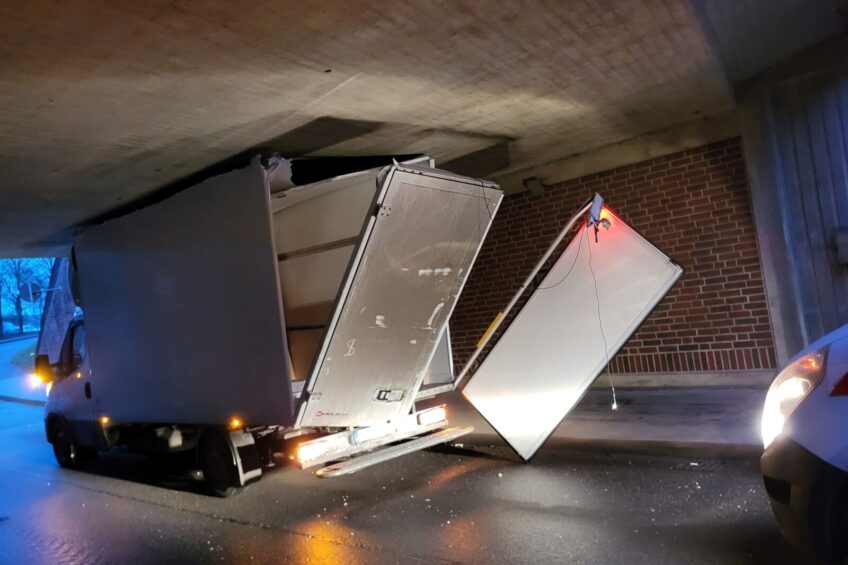 Kontener z opcją załadunku od góry. Kierowca zignorował znaki