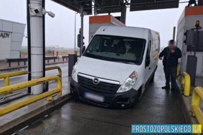 Nie trafił busem w bramki na A4 – wyrwał koło z zawieszeniem