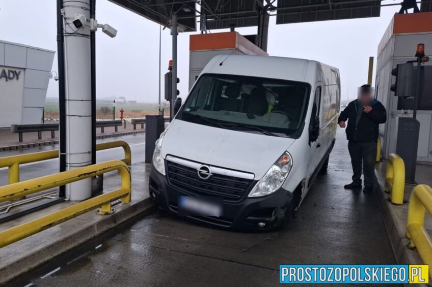 Nie trafił busem w bramki na A4 – wyrwał koło z zawieszeniem