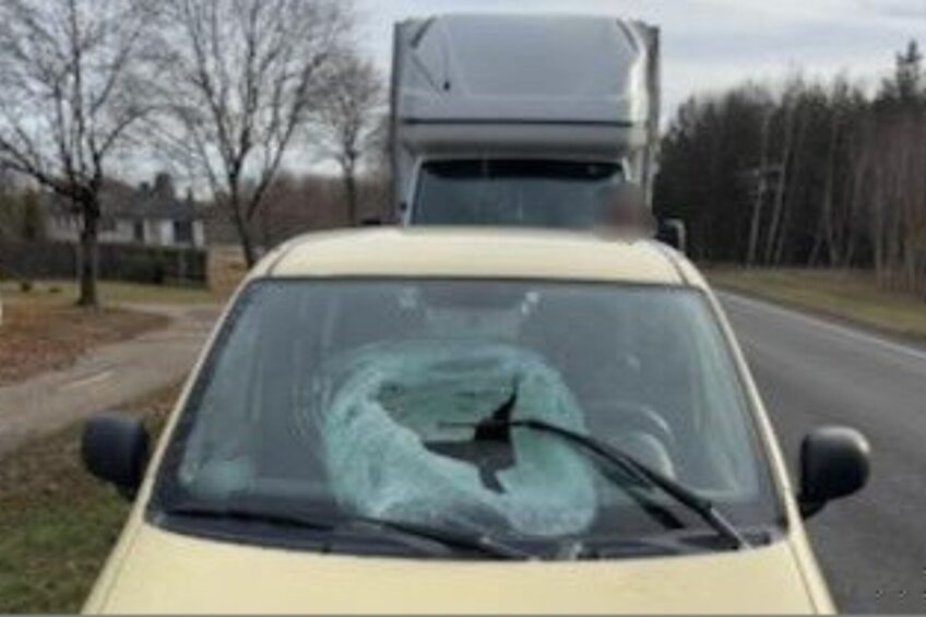 Tafla lodu z Daily przebiła szybę w Pandzie. Ranna kobieta w szpitalu