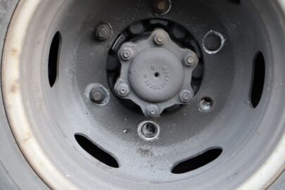 2 szpilek brak a reszta poluzowana. Autolawetę ściągnięto z A1