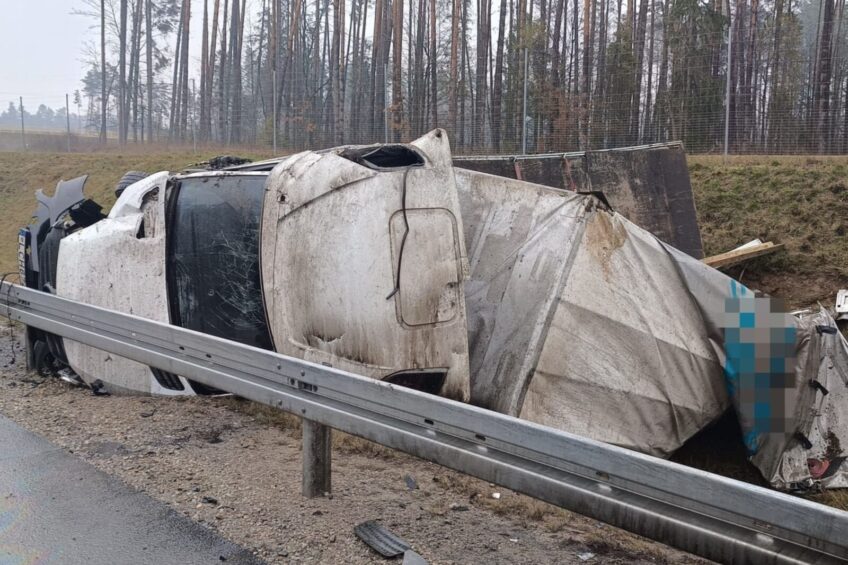 Kierowca Sprintera dachował na S61 – był kompletnie pijany