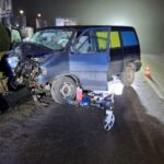 Multivan uderzył w przydrożne drzewo. Kierowca nie przeżył