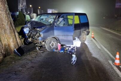 Multivan uderzył w przydrożne drzewo. Kierowca nie przeżył