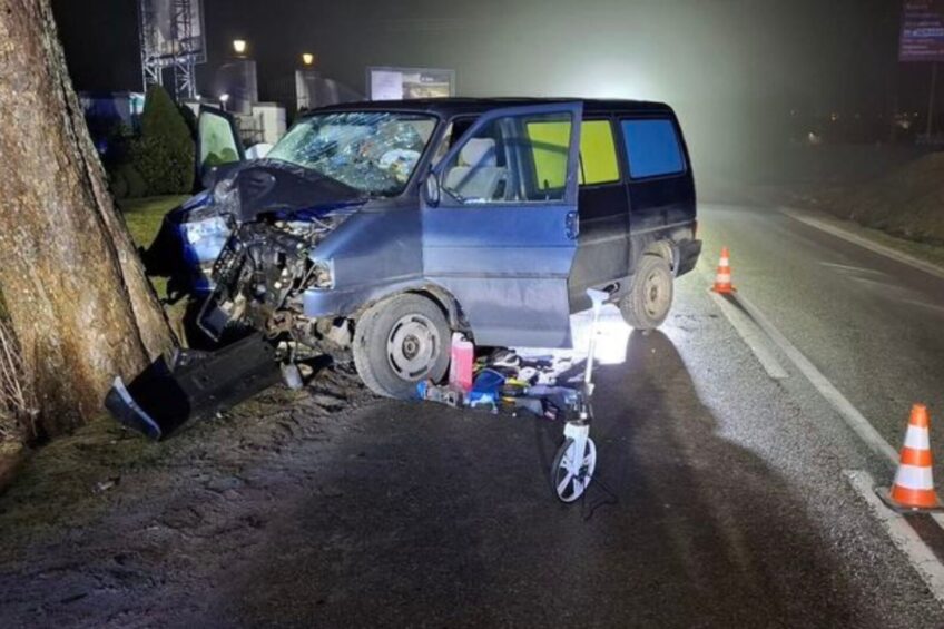 Multivan uderzył w przydrożne drzewo. Kierowca nie przeżył