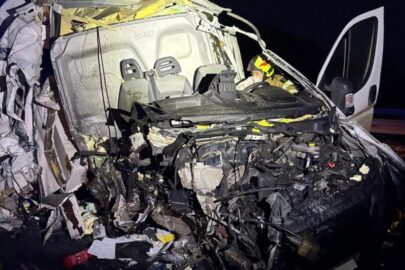 Na A1 dostawczy Boxer wbił się w naczepę podkontenerową