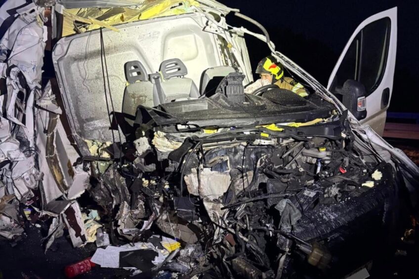 Na A1 dostawczy Boxer wbił się w naczepę podkontenerową