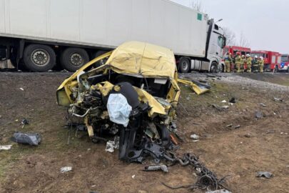 Na DK 73 Kangoo uderzyło w jeden a potem drugi zestaw