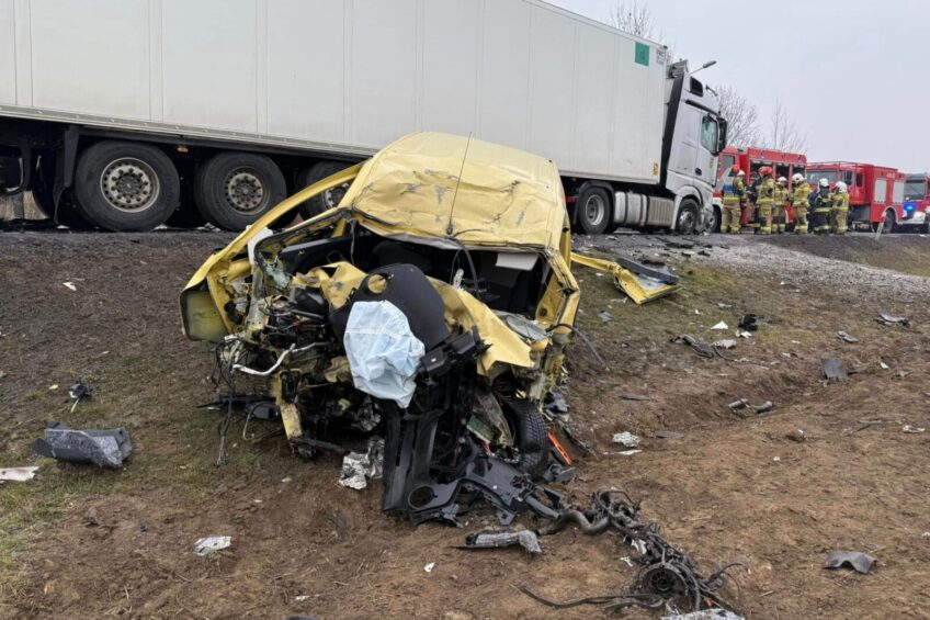 Na DK 73 Kangoo uderzyło w jeden a potem drugi zestaw