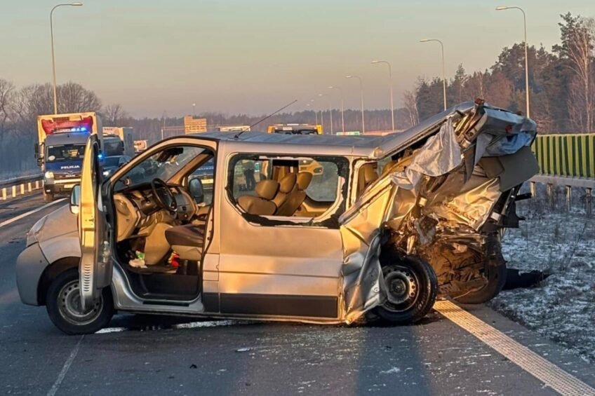 Na S17 Daily zmiażdżyło stojącego na „marginesie” minibusa
