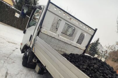 Pechowy debiut młodego kierowcy – dostawcze Isuzu na slickach