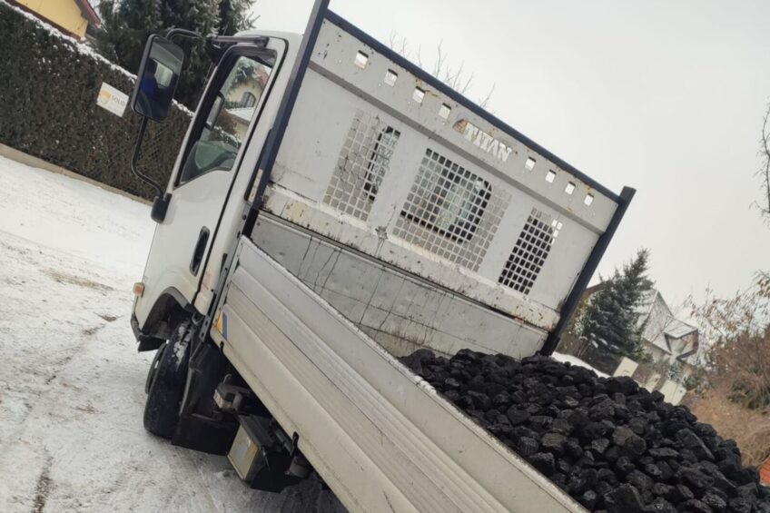 Pechowy debiut młodego kierowcy – dostawcze Isuzu na slickach