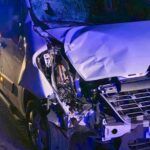 Pieszy nie po tej stronie i bez odblasków potrącony przez busa