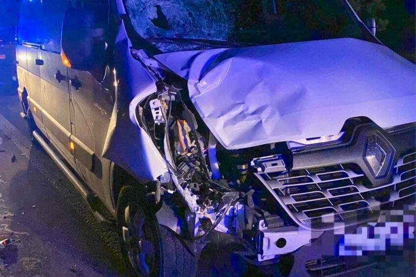 Pieszy nie po tej stronie i bez odblasków potrącony przez busa