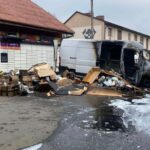 Pożar busa z przesyłkami pod paczkomatem. A obok budynek OSP