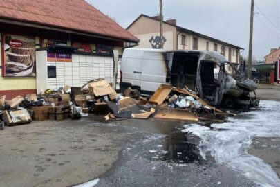 Pożar busa z przesyłkami pod paczkomatem. A obok budynek OSP