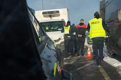 Przeładowane busy odholowane. Kierowca Daily w kajdankach