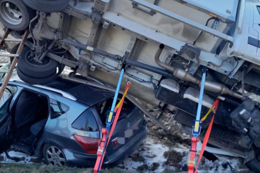 Renault Master na dachu Peugeota 407 – do szpitala trafiły 4 osoby