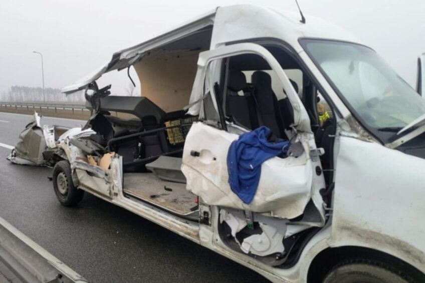 Rozpruty Master po najechaniu na stojącą na S5 autolawetę