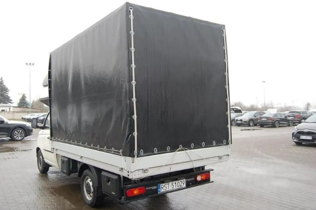 Tacho w busach I wtedy wchodzi to Piaggio Porter. Całe na biało