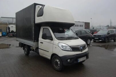 Tacho w busach? I wtedy wchodzi to Piaggio Porter. Całe na biało