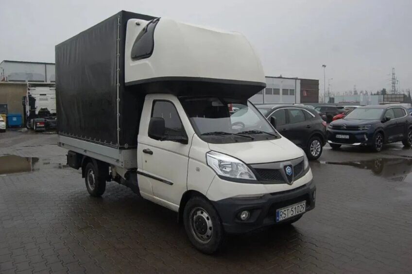 Tacho w busach? I wtedy wchodzi to Piaggio Porter. Całe na biało