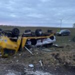 VW LT na dachu wraz z przewożonym Seatem - ranne 4 osoby