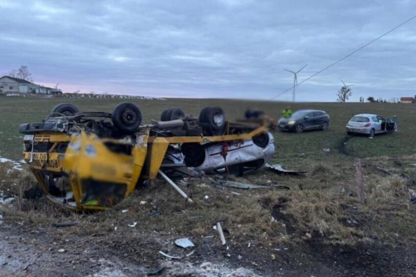 VW LT na dachu wraz z przewożonym Seatem – ranne 4 osoby