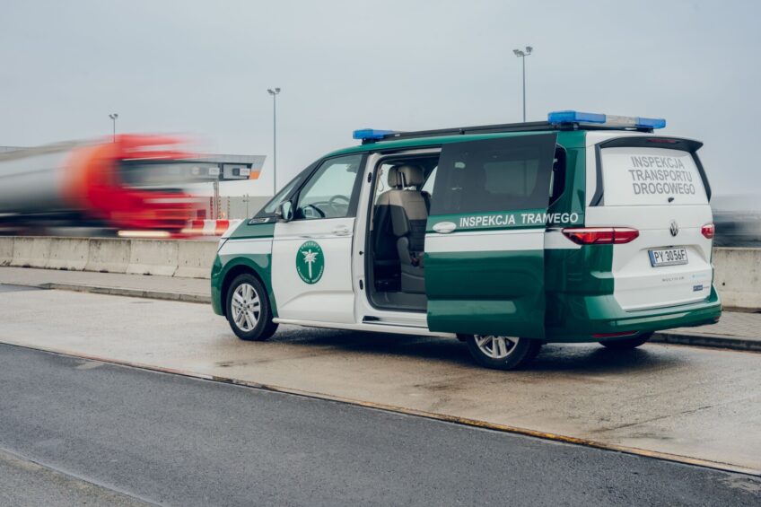 VW Multivan w służbie WITD Katowice – hybryda z fotowoltaiką