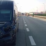 Wszedł na S8 po zgubioną tablicę. Śmiertelnie potrącił go Transit