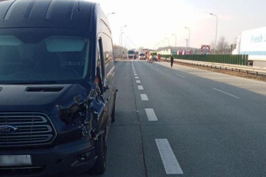 Wszedł na S8 po zgubioną tablicę. Śmiertelnie potrącił go Transit