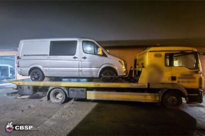 „AT-ki” wjechali z bramą. Gang specjalizował się w Sprinterach