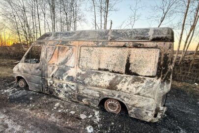Kurier zostawił otwartego busa. Spalone auto odnaleziono w lesie