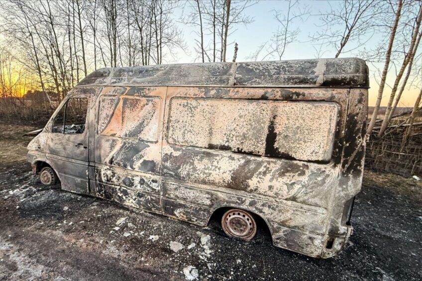 Kurier zostawił otwartego busa. Spalone auto odnaleziono w lesie