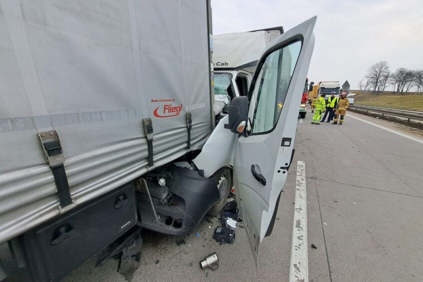 Na A4 bus najechał na zestaw. Pomógł jadący tamtędy strażak