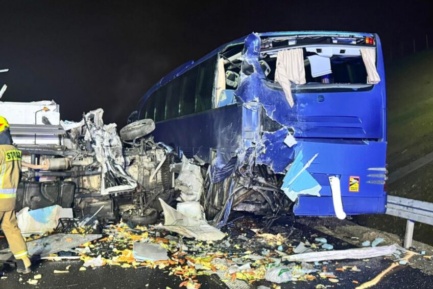 Nocne najechanie na S7. W stojący autobus uderzył bus