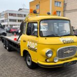 Piękny Barkas B1000 jako 3-osiowa autolaweta